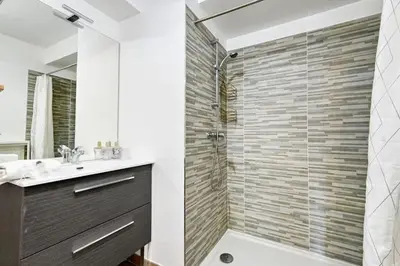 a bathroom with a glass shower and a sink at appartement idéalement situé sur aix en provence in Aix-en-Provence