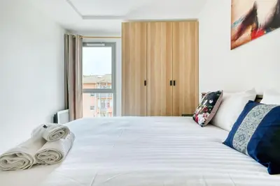 a bedroom with a white bed with towels on it at appartement idéalement situé sur aix en provence in Aix-en-Provence