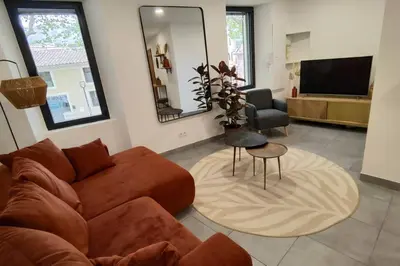 a living room with a couch and a table at Très bel appartement climatisé - Chez Tom et Anna in Bédoin