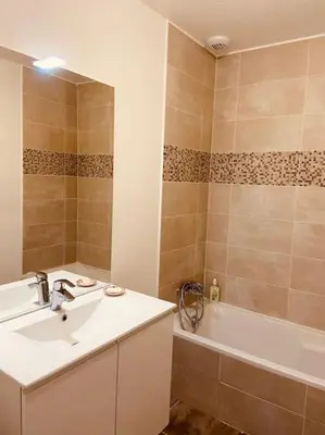 a bathroom with a sink and a bath tub at Charmante maison de vacances en Luberon in Beaumettes