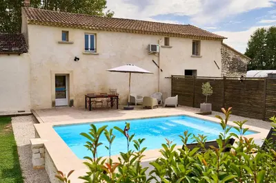 a swimming pool in front of a house at Maison avec jardin in Pernes-les-Fontaines