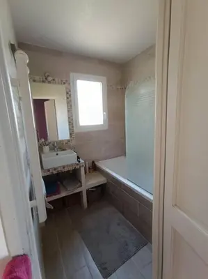 a bathroom with a tub and a sink and a bath tub at Villa Reillanne Luberon in Reillanne