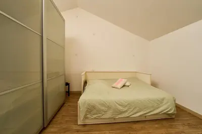 a small bedroom with a bed and a mirror at Gîte entier en Campagne in Pernes-les-Fontaines