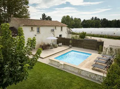 a backyard with a swimming pool and a house at Gîte entier en Campagne in Pernes-les-Fontaines