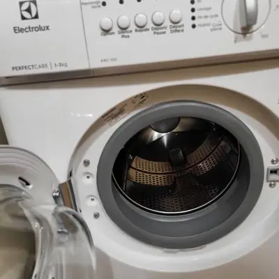 a close up of a washing machine at La Calade in LʼIsle-sur-la-Sorgue