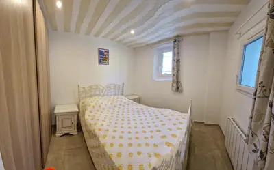 a small bedroom with a bed and a coffered ceiling at la Cigalière in LʼIsle-sur-la-Sorgue