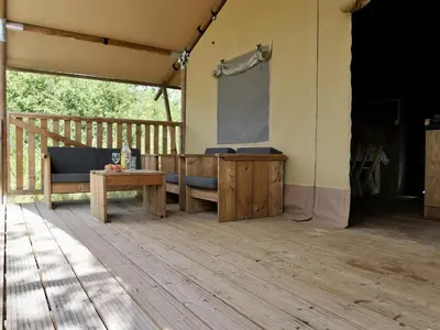 a stage with a bench and a table on a deck at La Grisonne Chalet 1 in Revest-du-Bion