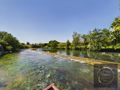 a view of a river from a boat at La terrasse du pêcheur in LʼIsle-sur-la-Sorgue