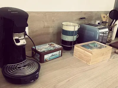 a black blender next to a box and a cpu at Appartement à la campagne in LʼIsle-sur-la-Sorgue