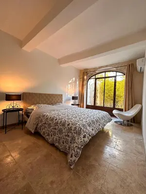 a bedroom with a bed and a large window at Maison : L'Appart des Anges 10 personnes in Althen-des-Paluds