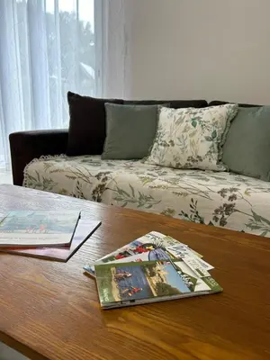 a living room with a coffee table with a couch at Villa Mirabelle 4 personnes in Châteauneuf-de-Gadagne