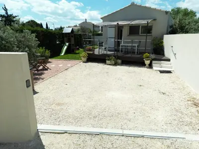 a backyard with a patio and a house at Villa Mirabelle 4 personnes in Châteauneuf-de-Gadagne