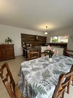 a dining room with a table and a kitchen at Villa Mirabelle 4 personnes in Châteauneuf-de-Gadagne