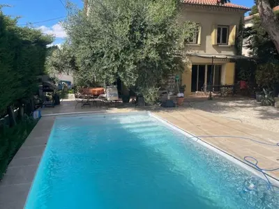 a large blue swimming pool in front of a house at Maison idéale pour famille proche de toutes commodités in Carpentras