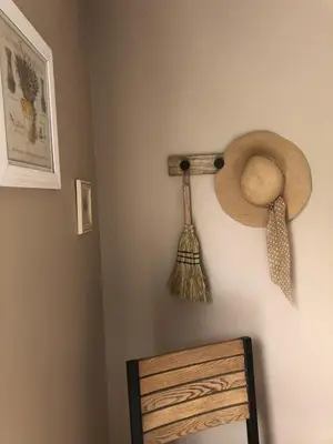 a hat and a broom hanging on a wall at Parenthèse caumontoise . in Caumont-sur-Durance