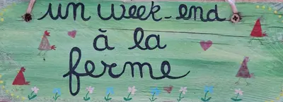 a sign that says im nicer and a la june at nuitée à la ferme in Jouques