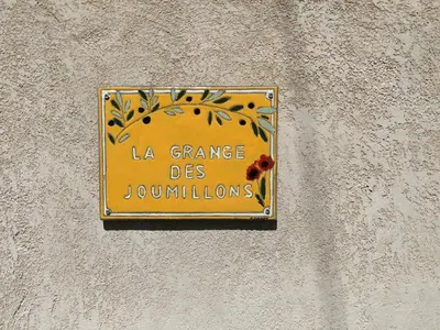 a sign on a wall that says la garage desouncesounces at La Grange des Joumillons in Saint-Saturnin-les-Apt