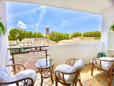 a balcony with chairs and a view of the city at Charmant Appartement Proche Centre Balcon Belle Vue Cathédrale in Aix-en-Provence