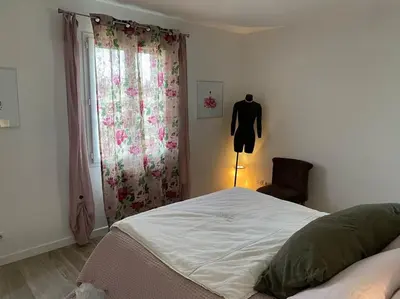 a bedroom with a bed and a window with a dresser at PERNO LI FONT villa contemporaine avec piscine in Pernes-les-Fontaines