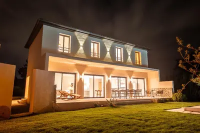 a large house at night with its lights on at Comme à la maison in Châteauneuf-de-Gadagne