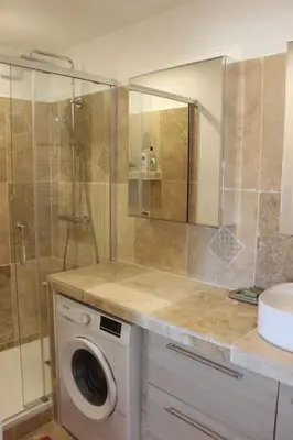 a bathroom with a shower and a washing machine at Gîte la Cigale en pleine campagne in Carpentras