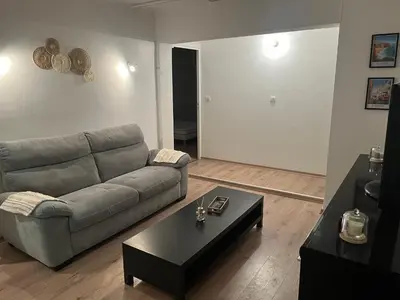 a living room with a couch and a coffee table at Appartement privatif avec extérieur in Aubignan