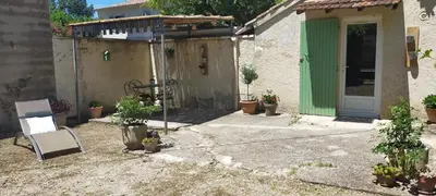 a house with a green door and some plants at Lou Pitchoun Cabanoun à Eygalières 