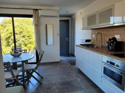 a kitchen and dining room with a table and chairs at Gîte au pied du mont ventoux in Bédoin