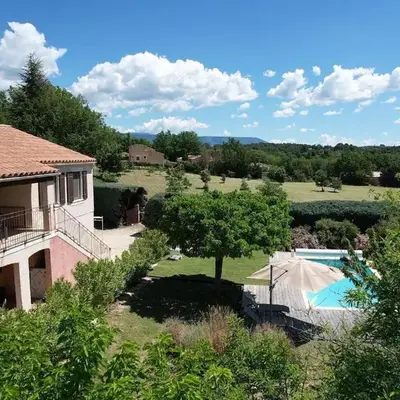 Air-conditioned house in the Luberon with heated swimming pool in Saint Saturnin les Apt - 8 people.