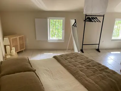 a bedroom with a bed and a tripod in a room at UN DOUX MOMENT in Pernes-les-Fontaines