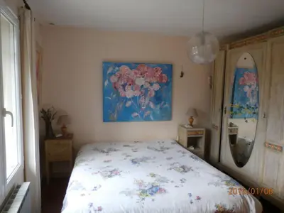 a bedroom with a bed and a painting on the wall at Provence Gîte de caractère à MONTEUX entre AVIGNON LUBERON Mt VENTOUX in Monteux