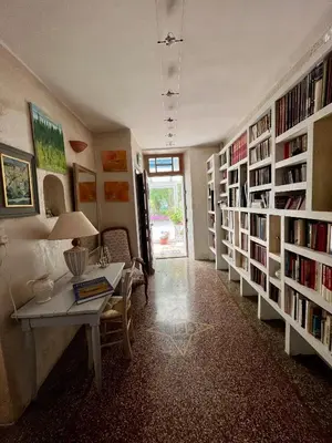 a room with a desk and shelves of books at Provence Gîte de caractère à MONTEUX entre AVIGNON LUBERON Mt VENTOUX in Monteux