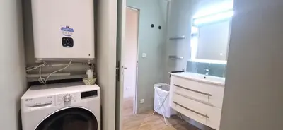 a laundry room with a washing machine and a sink at Appartement 2 Queenbed parking clim wifi in Aix-en-Provence