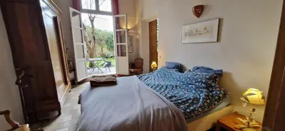 a bedroom with a bed and a window at Le Jardin secret 100m Mairie in Aix-en-Provence