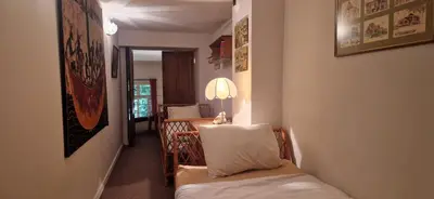 a room with a couch and a lamp and a table at Le Jardin secret 100m Mairie in Aix-en-Provence