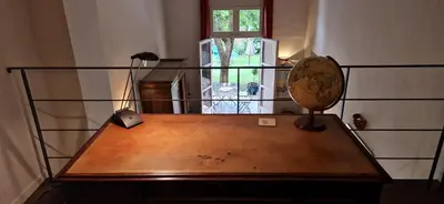 a desk with a lamp on top of it at Le Jardin secret 100m Mairie in Aix-en-Provence