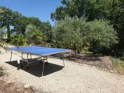 a blue ping pong table sitting on the ground at Chambre d'hôtes in La Tour-dʼAigues