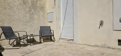 two chairs and a table in front of a building at Pic chic in Châteaurenard