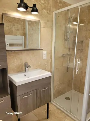 a bathroom with a sink and a shower at Maison charmante à Saint-Michel-l'Observatoire avec jardin in Saint-Michel-lʼObservatoire