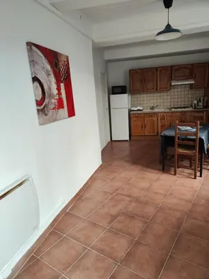 a kitchen and a dining room with a table and a counter at Apt capitale du Luberon appartement 3 chambres 4 lits in Apt