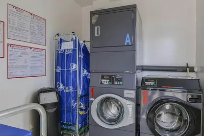 a washing machine and a dryer in a room at La provençale in Saint-Saturnin-lès-Avignon