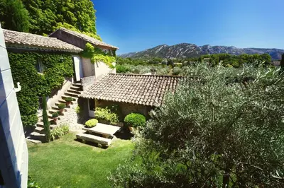 an external view of a house with a garden at Domaine de Canfier, maison d'hôtes in Robion en Luberon