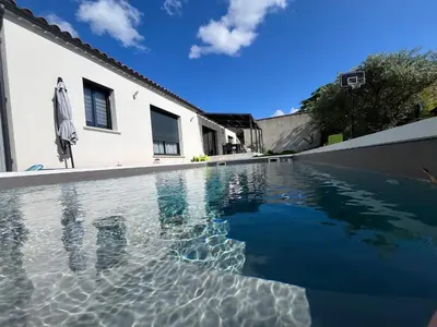 a swimming pool in front of a house at Villa Spacieuse avec Piscine in Entraigues-sur-la-Sorgue