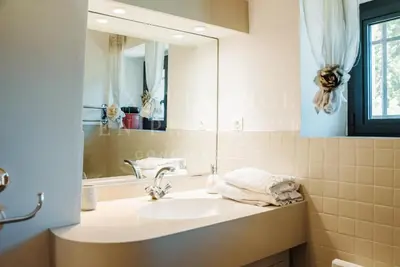 a bathroom with a sink and a mirror at Mas de l'air in Noves