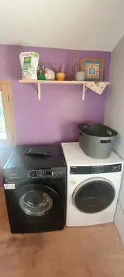 a laundry room with a washing machine and a microwave at JAS provençal pour 6 personnes à 2mn de la Grange de Javon in Monieux