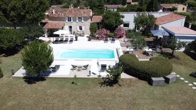 an aerial view of a house with a swimming pool at Le Cabanon de Marie in Saignon