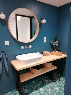 a bathroom with a sink and a mirror at Gîte cosy au coeur du Luberon in Lagnes