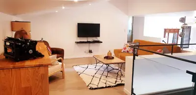 a living room with a couch and a tv at Gîte cosy au coeur du Luberon in Lagnes