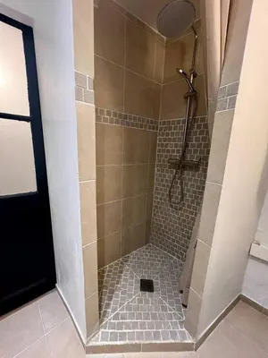 a bathroom with a shower with a tiled shower at Studio centre historique à Carpentras in Carpentras