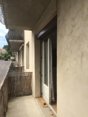 an entrance to a building with an open door at Ayoug Chambre Individuelle Chez Habitat in Carpentras